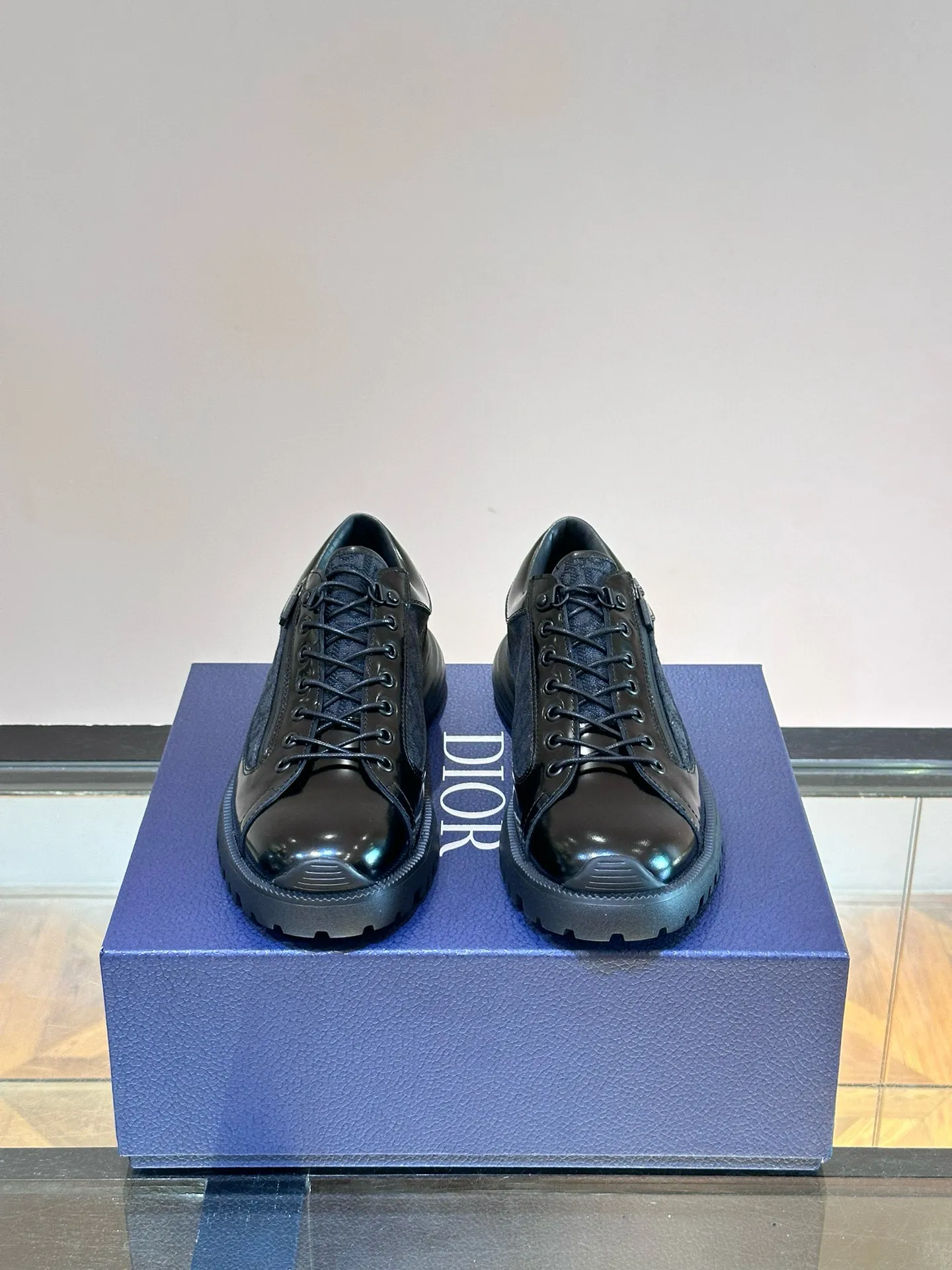 Ex-factory price: 540💰Dior Combat Dior Men's Loafers This Dior Combat loafer presents a mixed style that combines fashionable design with sporty elements. The upper is crafted from black polished calfskin leather and finished with Dior's signature saddle strap. Paired with lightweight soles, it combines a variety of elements to highlight the charm of high-end customization. Brand logo on the side adds style. Mixed style eva outsole engraved with brand pattern Size: 39-44 (customized at 38.45)